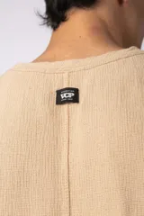 Musculosa oversize de tejido de lino con textura marcada, corte suelto, cuello redondo y terminaciones deshilachadas en las sisas.