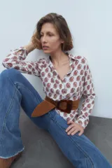 Camisa blanca con estampado paisley color ladrillo, de manga larga y corte clásico.