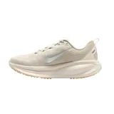 Championes Nike Vomero 18, color negro con swoosh blanco y suela gruesa en tono off-white. Diseñados con tecnología ZoomX para máxima amortiguación y retorno de energía, ideales para running.