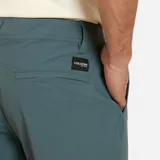 Bermuda de hombre color verde con logo de la marca Volcom en la pierna.