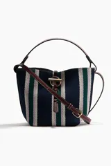 Cartera bombonera con estampado a rayas en tonos azul marino, verde y blanco, con detalles de asa y correa ajustable en material sintético marrón oscuro. Cuenta con cierre de trabilla con herraje metálico en la parte superior.