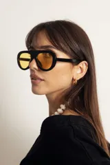Lentes de sol con armazón de policarbonato color marrón traslúcido y diseño envolvente de una sola pieza.