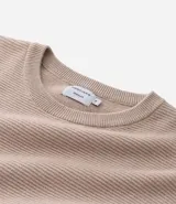 Suéter negro de tejido de punto maquinetado con cuello redondo y manga larga.