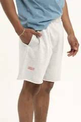 Short gris de jogging con cintura elástica y ruedo desflecado.