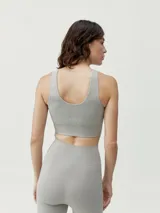 Top deportivo gris de punto canalé, con copas extraíbles y espalda atlética.