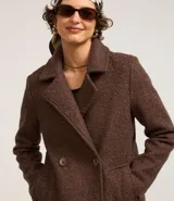 Saco alargado de polyvelour con textura boucle, cuello solapa, abotonado delantero y bolsillos. Forro de poliéster.