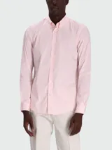 Camisa de manga larga Boss Black modelo Roan Slim Fit, con diseño a rayas finas en color rosado y blanco, cuello abotonado y cierre frontal de botones.