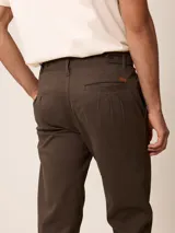 Pantalón bombacha de sarga azul marino, con pinzas en la cintura, bolsillos laterales y puños elásticos en los tobillos.