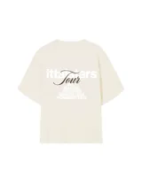 Remera color crema de corte holgado con estampado en la espalda que incluye texto con el nombre de la marca y ciudades.