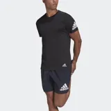 Remera de running Adidas negra de corte clásico con logo en la manga y en el ruedo.