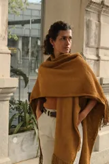 Ruana tejida en telar con lana merino 100% natural, color marrón.