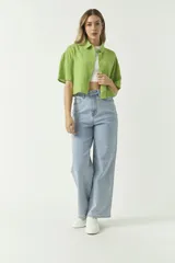 Camisa corta de lino y algodón color verde manzana, con botones.