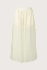 Pantalón de corte amplio y fluido, color crema, con cintura elástica y diseño de pierna ancha.