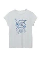 Remera de manga corta color blanco con cuello redondo y diseño recto. Presenta un estampado frontal en tonos azules con ilustraciones de caracoles y la inscripción "Les Coquillages".