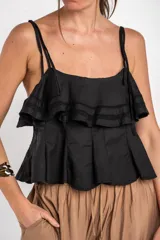 Top negro de algodón con tirantes finos dobles, escote recto y detalle de volados con inserciones de encaje en el pecho, de corte evasé.