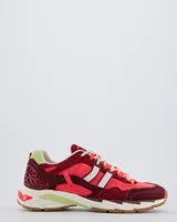 Championes de estilo runner retro marca Coolway, modelo 2003 Dragon Fruit. Presentan una combinación de colores vibrantes en fucsia, bordó y detalles en verde lima. Confeccionados con una mezcla de materiales que incluye malla (mesh) y paneles de serraje, cuentan con refuerzos estructurales en el talón y una suela de goma con diseño ergonómico.
