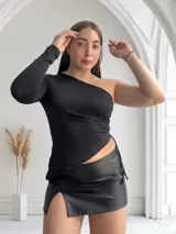 Top negro asimétrico con una manga larga.