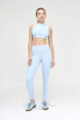 Calza deportiva celeste con cintura alta y compresión media.