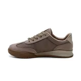 Championes deportivos Via Marte modelo Aubrey, color tostado con detalles en beige y marrón, confeccionados en malla y material sintético con suela de goma.