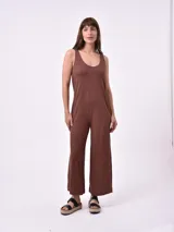 Monoprenda (jumpsuit) color marrón oscuro, sin mangas, con escote en V y pierna ancha y corta.