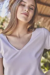 Remera blanca de algodón y elastano, de corte ajustado, con escote en V tanto en el frente como en la espalda y mangas cortas.