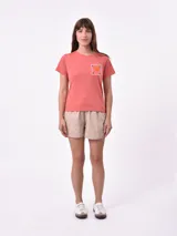 Remera de algodón color verde musgo, con cuello redondo, mangas cortas y estampa frontal con la frase 'thank u, next' en color negro.