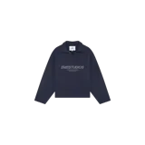 Buzo polo de manga larga en color azul marino, de la marca Eme Studios. Presenta cuello camisero, cierre frontal parcial con solapa y detalle de estampa tipográfica en el centro del pecho.