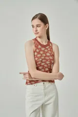 Musculosa de punto color verde militar con estampado animal print en tonos marrón y gris.