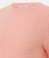 Blusa de punto color celeste con textura ondulada, cuello redondo y mangas largas.