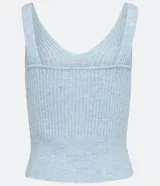 Musculosa celeste de punto con textura acanalada y escote en V.