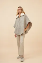 Poncho color crema con cuello de corderito desmontable y cierre dorado.