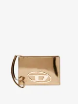 Monedero tipo pouch Diesel color dorado metalizado, con cierre de cremallera, correa de muñeca y logo ovalado metálico en el frente.