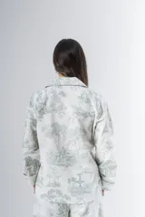 Pijama de algodón estampado, compuesto por una camisa de manga larga con botones y un pantalón recto con elástico en la cintura.