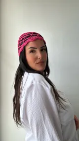 Gorro de red tejido al crochet color fucsia.