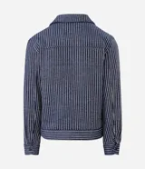 Campera masculina de corte recto con textura jacquard a rayas verticales en tonos azul marino y blanco. Presenta cuello inglés, cierre frontal con botones y manga larga.