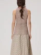Vestido midi sin mangas de silueta en A y escote redondo, con diseño geométrico de inspiración op art y detalle de fruncido elástico en el cuerpo, confeccionado en algodón.
