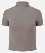 Blusa de ribana color marrón, con mangas cortas y cuello alto, de corte ajustado al cuerpo.