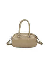 Cartera tipo morral y bandolera de cuero sintético en color beige, de formato rectangular con bordes redondeados. Cuenta con doble asa de mano, un compartimento principal con cierre, bolsillo frontal con cierre y herrajes metálicos plateados. Incluye correa ajustable y desmontable.