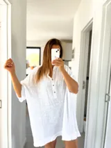 Túnica blanca de lino rústico con cuello henley y botones.