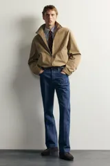 Bota de cordones tipo derby de la colección especial Aaron Levine x Zara, confeccionada en piel con acabado en serraje de color marrón. Cuenta con horma redonda, forro y plantilla interior de piel, y suela de goma Vibram.