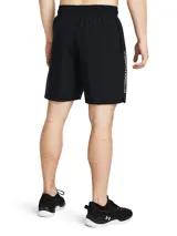 Short Under Armour Woven Wordmark de hombre en color negro, confeccionado en tejido ligero de poliéster. Cuenta con cintura elástica, bolsillos laterales abiertos y aberturas en el bajo.