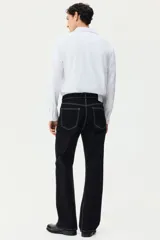 Camisa de vestir blanca slim fit de manga larga, confeccionada en tejido de punto elástico de mezcla de algodón, con cuello italiano y cierre frontal de botones.
