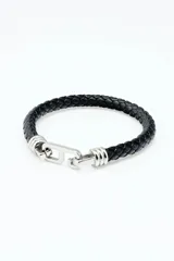 Pulsera de cuero trenzado color negro con cierre metálico plateado.