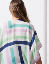Kimono tejido con estampado a rayas verticales en tonos azul, verde y lila, con mangas amplias estilo japonés y terminación con borlas en el ruedo.