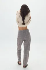 Pantalón de vestir de corte recto con patrón a cuadros, diseño sastrero con pinzas en la cintura.