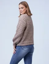 Cardigan azul de lana calada, con escote en V y cierre frontal con botones.