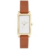 Reloj de pulsera Skagen con caja rectangular de acero dorado y esfera blanca minimalista. Cuenta con correa de cuero color marrón y mecanismo de cuarzo de tres agujas.
