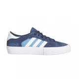 Championes adidas Matchbreak Super de estilo skate, confeccionados en gamuza azul marino con las icónicas tres tiras laterales en blanco y celeste. Presentan una suela de goma blanca vulcanizada y detalle de logo en el talón.