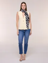 Pashmina cuadrada de satén marca Jessica McClintock, con diseño geométrico en tonos negro y blanco.