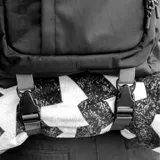 Mochila Volcom de diseño ergonómico y estructura acolchada, confeccionada en poliéster resistente. Cuenta con múltiples compartimentos, incluyendo uno independiente para portátil, organizador interno, bolsillos laterales elásticos y correas inferiores ajustables para sujeción externa.